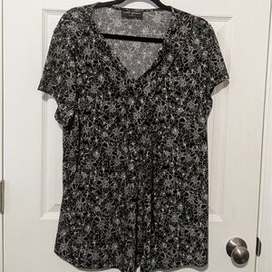 Lane Bryant Sz 14/16 Black w/ White Flowers short sleeve v neck blouse